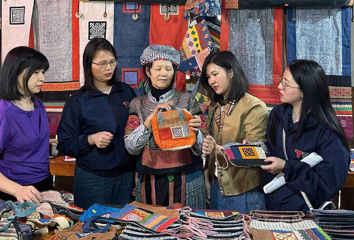 Ê-kíp
phát thanh tác nghiệp tại cơ sở, tìm chất liệu đời sống cho chương trình.