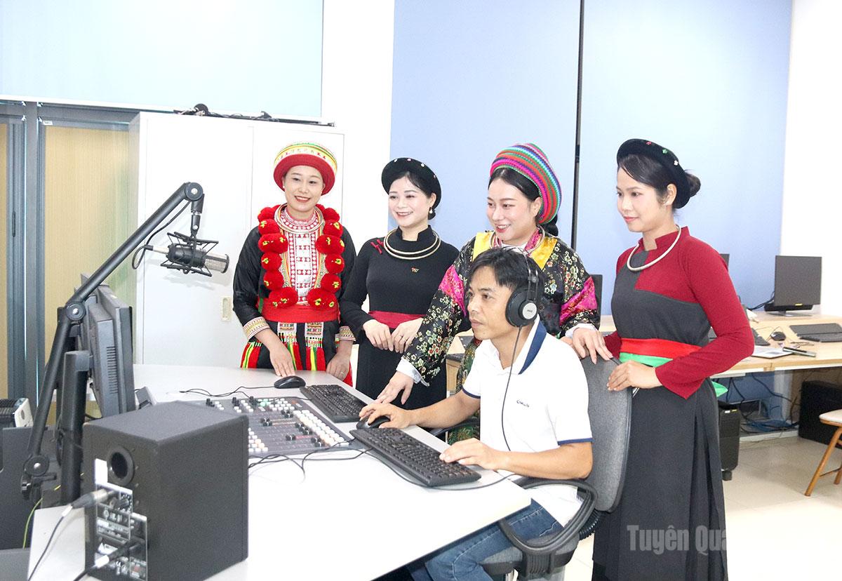 Ê-kíp của Báo và phát thanh, truyền hình Tuyên Quang phối hợp sản xuất chương trình phát thanh.