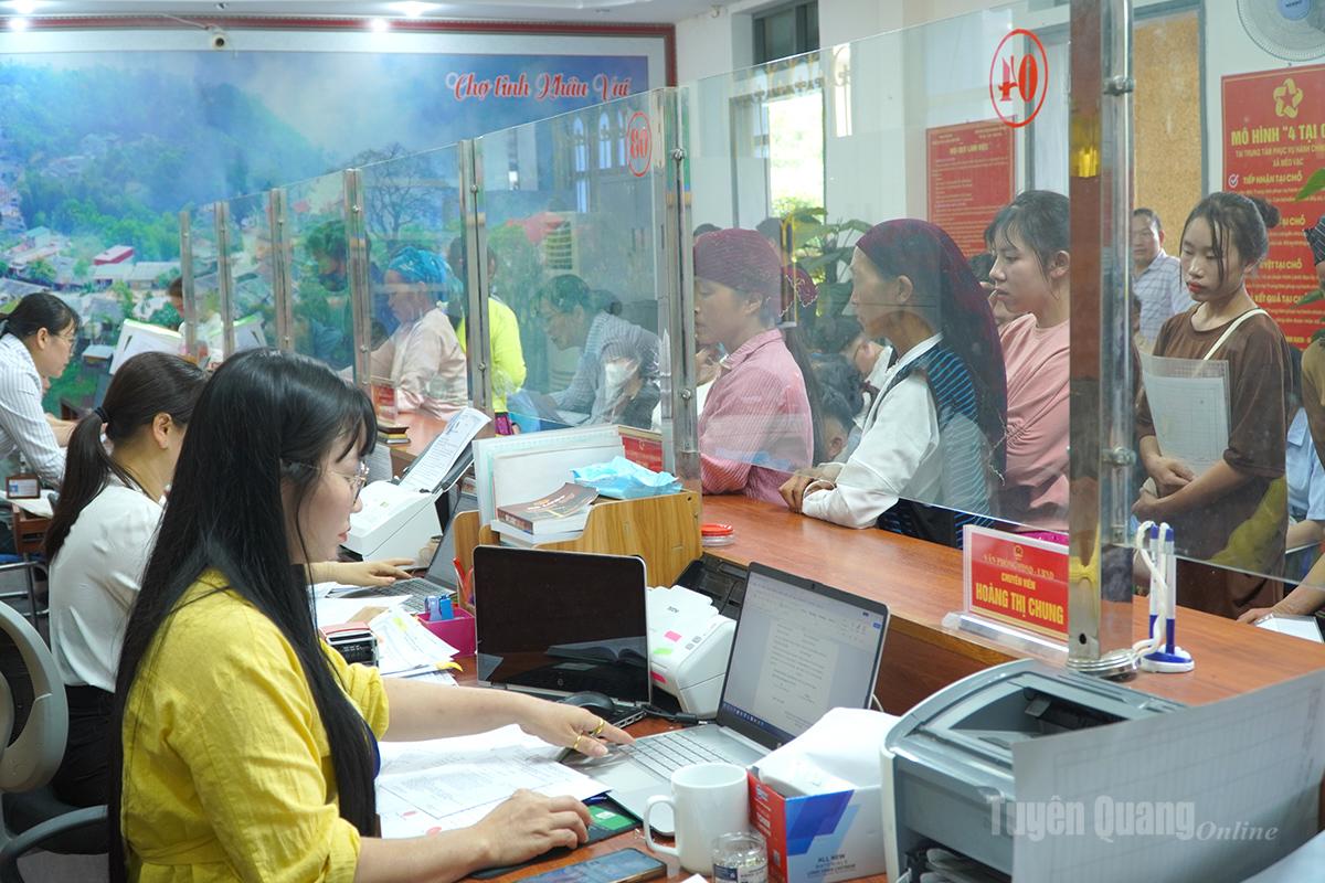 Giải quyết thủ tục hành chính cho người dân tại xã Mèo vạc.