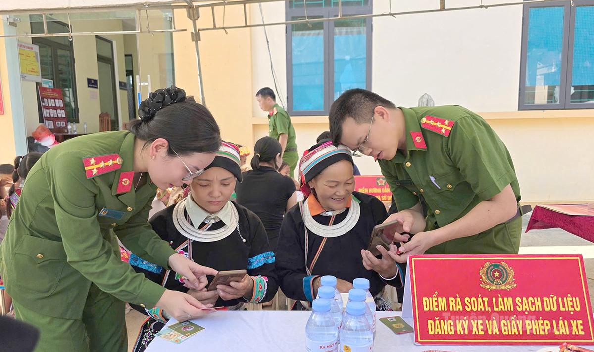 Công an xã Thuận Hòa hướng dẫn người dân sử dụng ứng dụng VNeID trên điện thoại thông minh.
