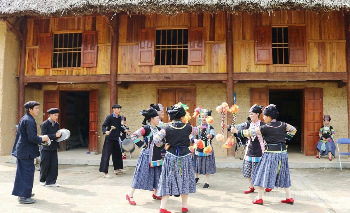 Hát múa trong Lễ mừng cơm mới của người Bố Y.