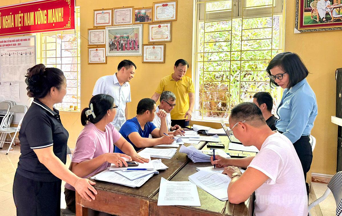 Lãnh đạo Đảng ủy xã Chiêm Hóa nắm tình hình thực hiện các nhiệm vụ ở 
chi bộ thôn Ngọc Long.
