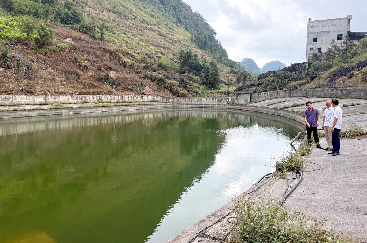 Lãnh đạo Sở Nông nghiệp và 
Môi trường kiểm tra các hồ treo trên 
địa bàn xã Sủng Máng.