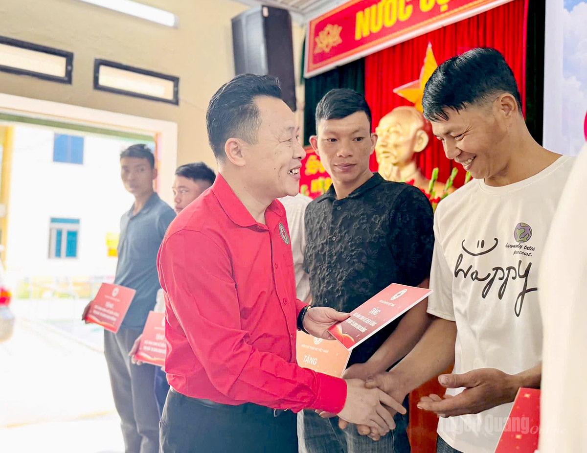 Lãnh đạo Hội Chữ thập đỏ tỉnh trao kinh phí hỗ trợ sinh kế cho các hộ hoàn cảnh khó khăn là thành viên của 2 Tổ Hợp tác Cộng đồng Nhân ái.