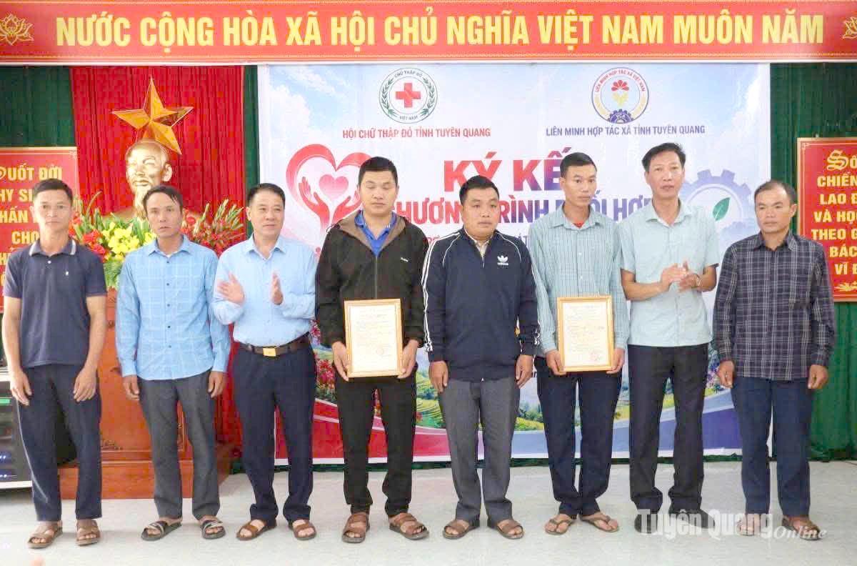 Lãnh đạo 
2 xã Tân Tiến 
và Thàng Tín trao quyết định thành lập 
2 Tổ Hợp tác “Cộng đồng Nhân ái”.