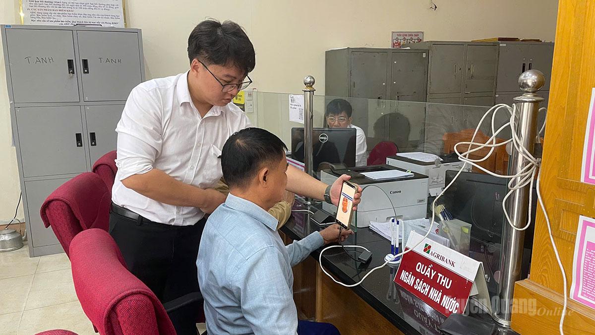 Cán bộ Agribank Bắc Mê hỗ trợ khách hàng thực hiện hồ sơ vay vốn.