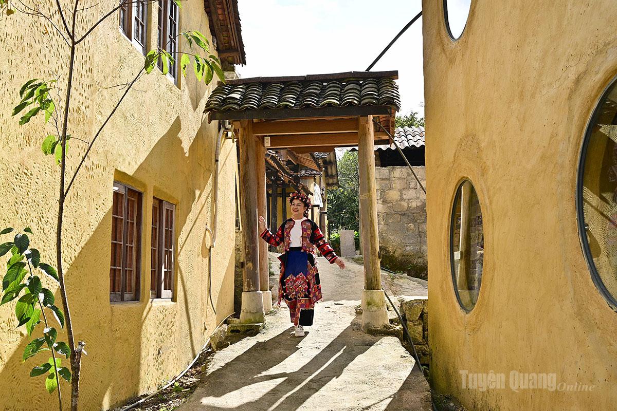 Du khách biến mình thành cô gái Lô Lô để trải nghiệm thực tế tại Lũng Cú.