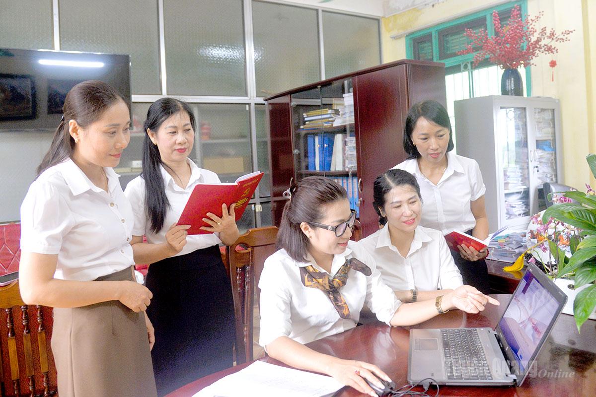 Đảng viên Trường Tiểu học Ỷ La, phường Minh Xuân đẩy mạnh ứng dụng công nghệ số trong quản lý, giảng dạy, góp phần đổi mới phương pháp dạy học, nâng cao chất lượng giáo dục.