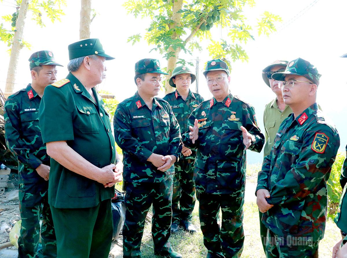 Cựu chiến binh Sư đoàn 312 cung cấp thông tin về vị trí chiến đấu, nơi chôn cất liệt sĩ cho lãnh đạo Bộ CHQS tỉnh tại thôn Hoàng Lì Pả, xã Minh Tân.