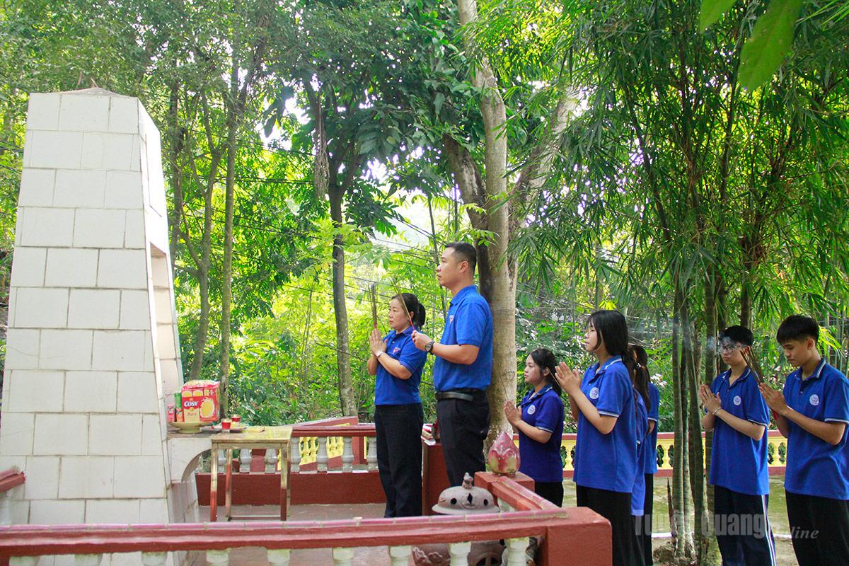  Thầy cô và học sinh Trường THPT 
Tân Trào về nguồn tại đài hương 
tưởng niệm các học sinh đã hy sinh vì bom đạn của thực dân Pháp.