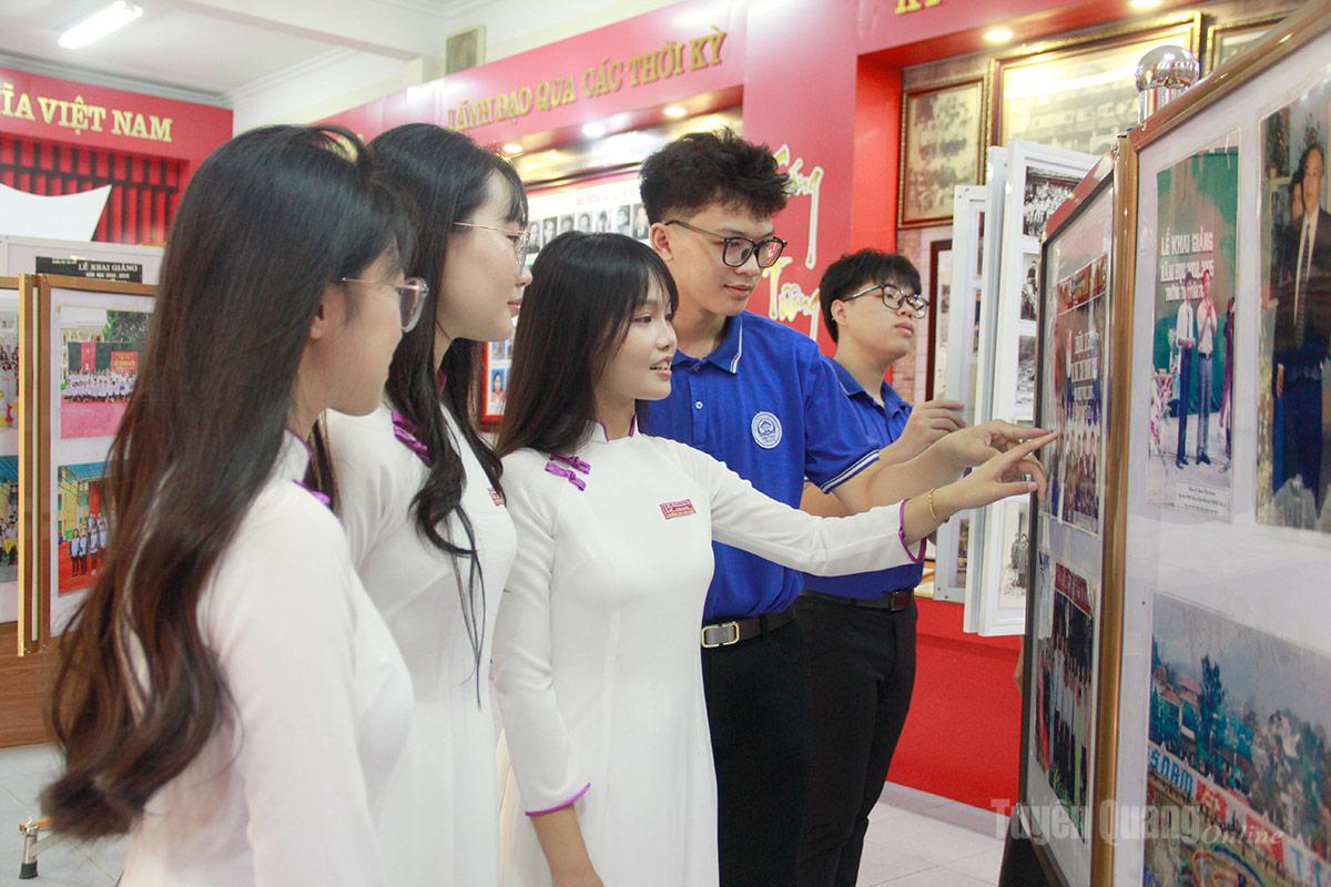  Học sinh Trường THPT Tân Trào tìm hiểu lịch sử phát triển của nhà trường trong 8 thập kỷ.