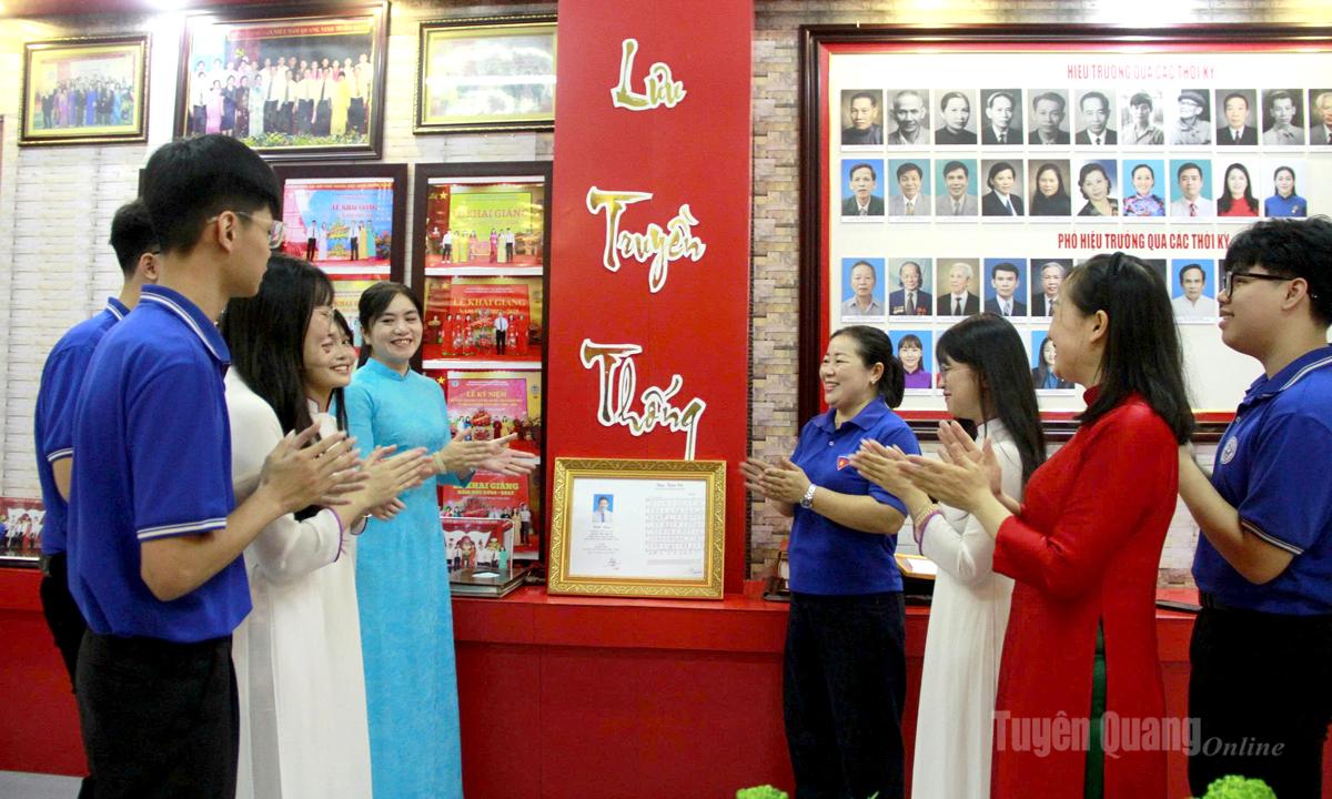 Thầy cô giáo và học sinh hát vang bài hát Tân Trào ca tại phòng truyền thống nhà trường.