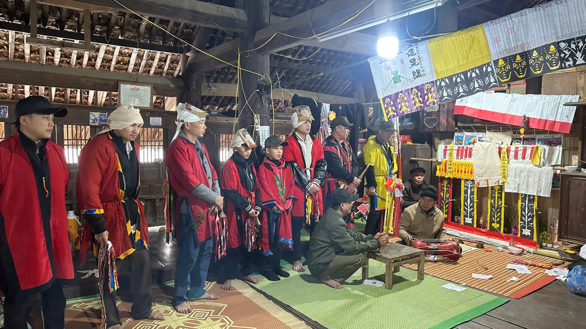 The Cap Sac ritual is a rich combination of various forms of folk art and performance, including verbal art, ritual dances, traditional songs, altar decoration, patterns and motifs on traditional costumes, and folk music.
