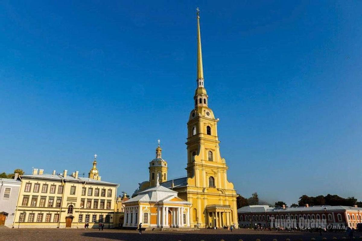 Pháo đài Peter & Paul là nơi đánh dấu sự ra đời của Saint Petersburg, khi Sa hoàng Peter Đại đế đặt viên đá đầu tiên vào năm 1703. Đây không chỉ là một công trình phòng thủ mà còn là nơi an nghỉ của các vị Sa hoàng Nga, bao gồm cả Peter Đại đế. Nhà thờ Peter & Paul bên trong pháo đài có tháp chuông cao 122m, là một trong những biểu tượng của thành phố.
