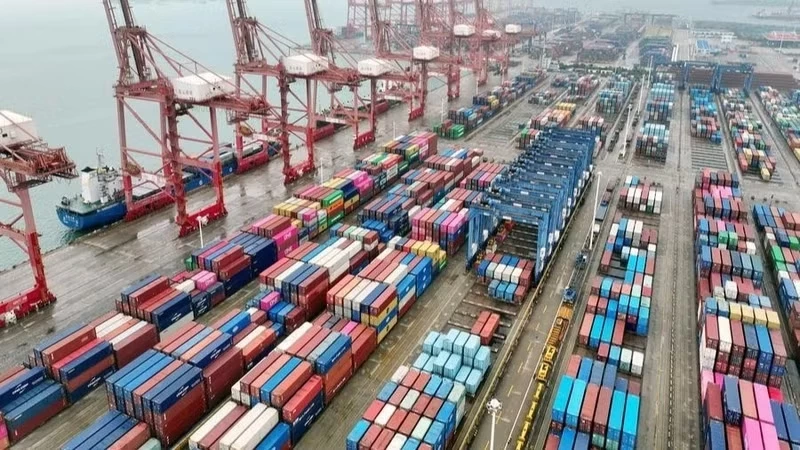Cargo ships load and unload containers at Lianyungang Port in Jiangsu Province, China. (Photo: XINHUA)