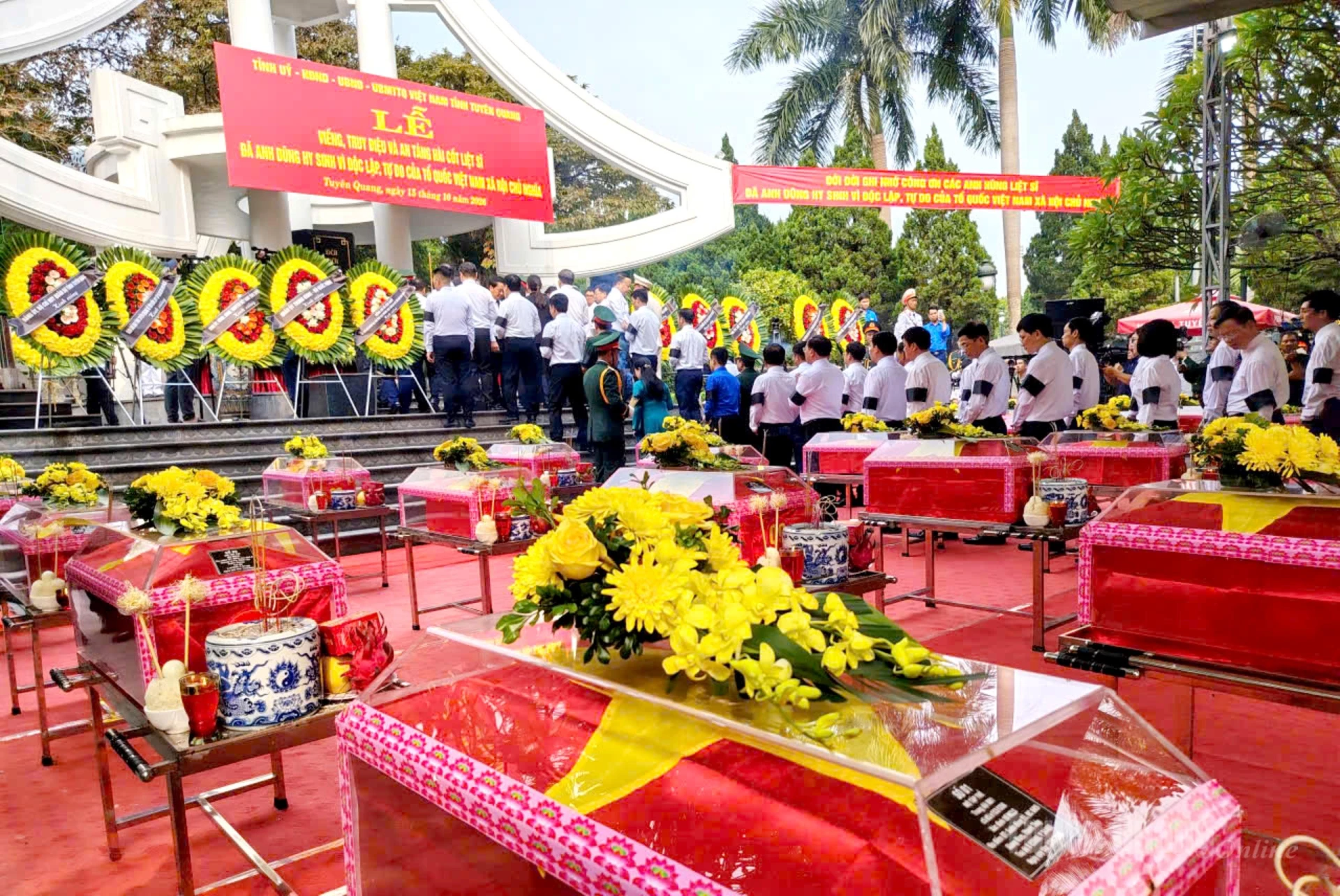Các đại biểu Trung ương và tỉnh thực hiện Lễ dâng hương, dâng hoa trước Tượng đài Tổ quốc ghi công. Ảnh: Văn Long