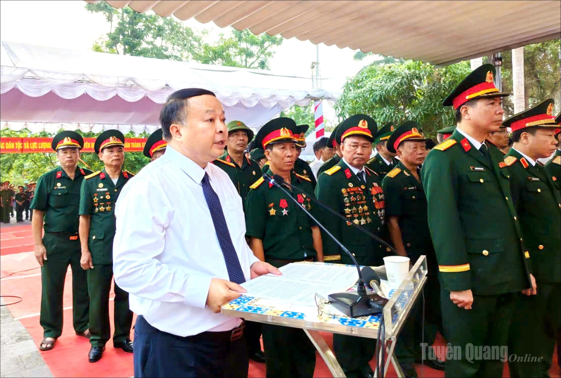 Chủ tịch UBND tỉnh Phan Huy Ngọc đọc điếu văn truy điệu tại buổi lễ. Ảnh: Văn Long