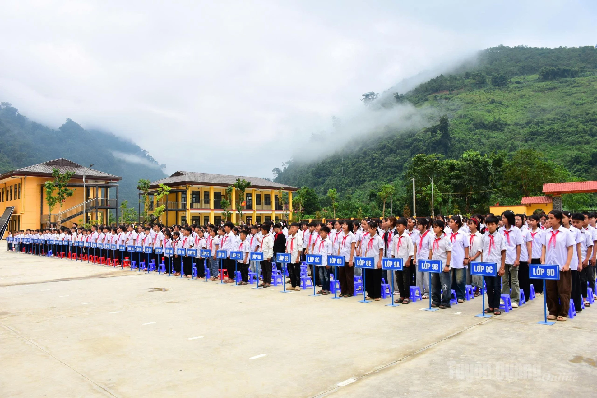 Diện mạo khang trang của ngôi trường nội trú tiếp thêm niềm tin và động lực cho các em học sinh mỗi ngày đến lớp.