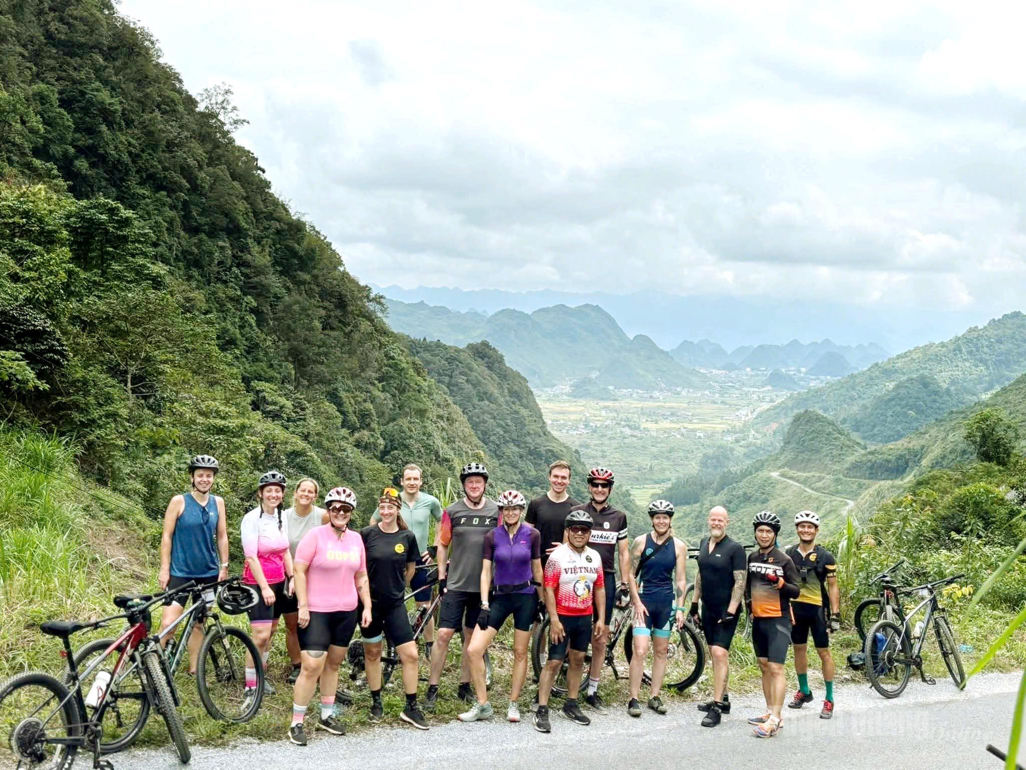 Các tour du lịch bằng xe đạp được nhiều du khách nước ngoài ưu tiên lựa chọn khi khám phá Tuyên Quang.