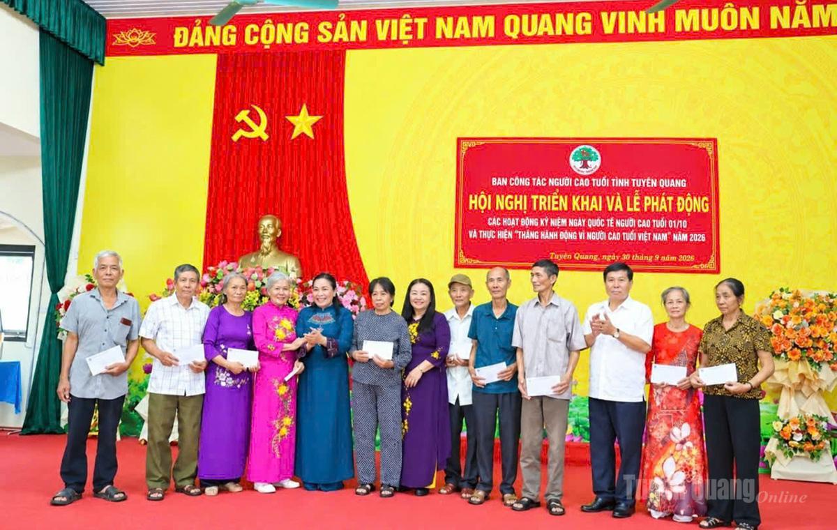 Ban tổ chức trao 10 suất quà tặng NCT có hoàn cảnh khó khăn ở phường An Tường, xã Yên Sơn và xã Thái Bình.