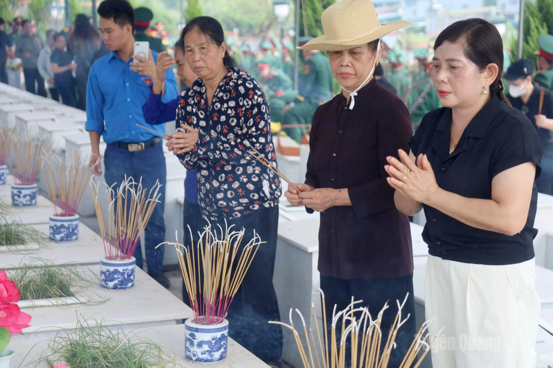 Cựu chiến binh, người dân thắp hương các phần mộ tưởng nhớ, tri ân các Anh hùng Liệt sĩ. Ảnh: Lý Thu