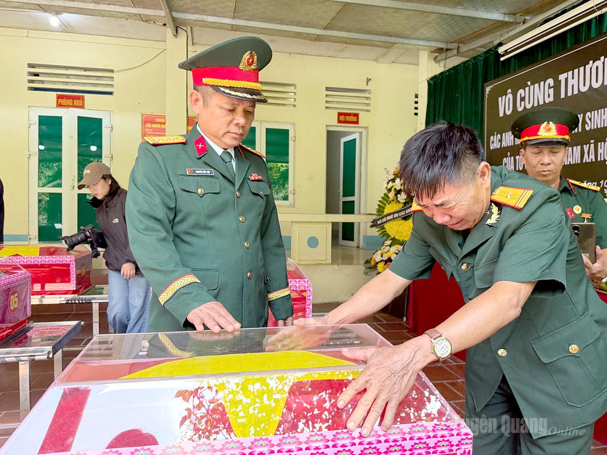Cựu chiến Binh Trịnh Xuân Hùng, nguyên Tiểu đoàn trưởng Tiểu đoàn 5 Trung đoàn 153, Sư đoàn 356. Trực tiếp chỉ huy Tiểu đoàn 5 đánh trận ngày 12/7/1984 xúc động khi gặp lại đồng đội
Ảnh: Thanh Hoài