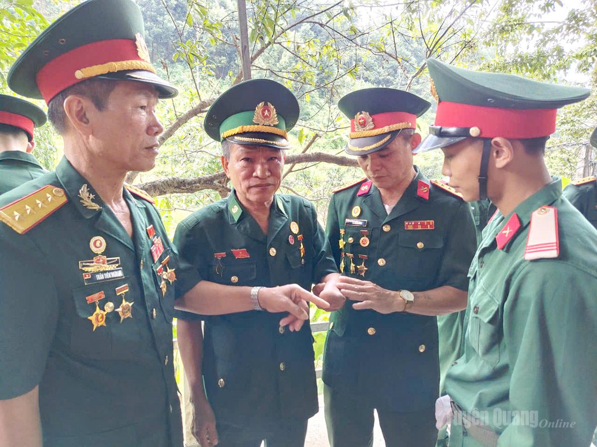 Cựu chiến binh Phạm Xuân Hải cùng đồng đội từng tham gia chiến đấu tại Mặt trận Vị Xuyên có mặt từ rất sớm để tiễn đưa đồng đội. Ảnh: Văn Long