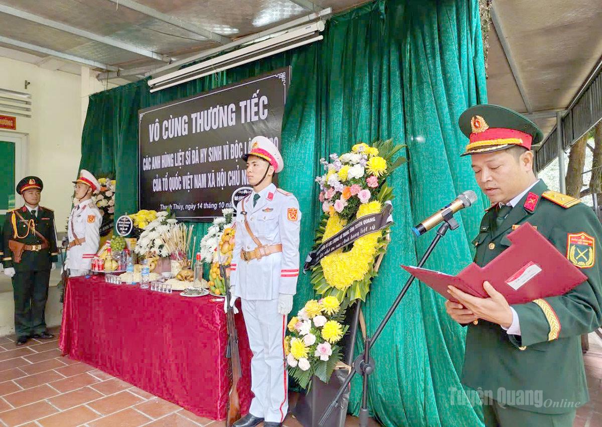 Trung tá Hoàng Vũ Dũng, Phó Đội trưởng Đội Tìm kiếm, quy tập hài cốt liệt sĩ, Bộ Chỉ huy Quân sự tỉnh đọc Lời tri ân. Ảnh: Văn Long