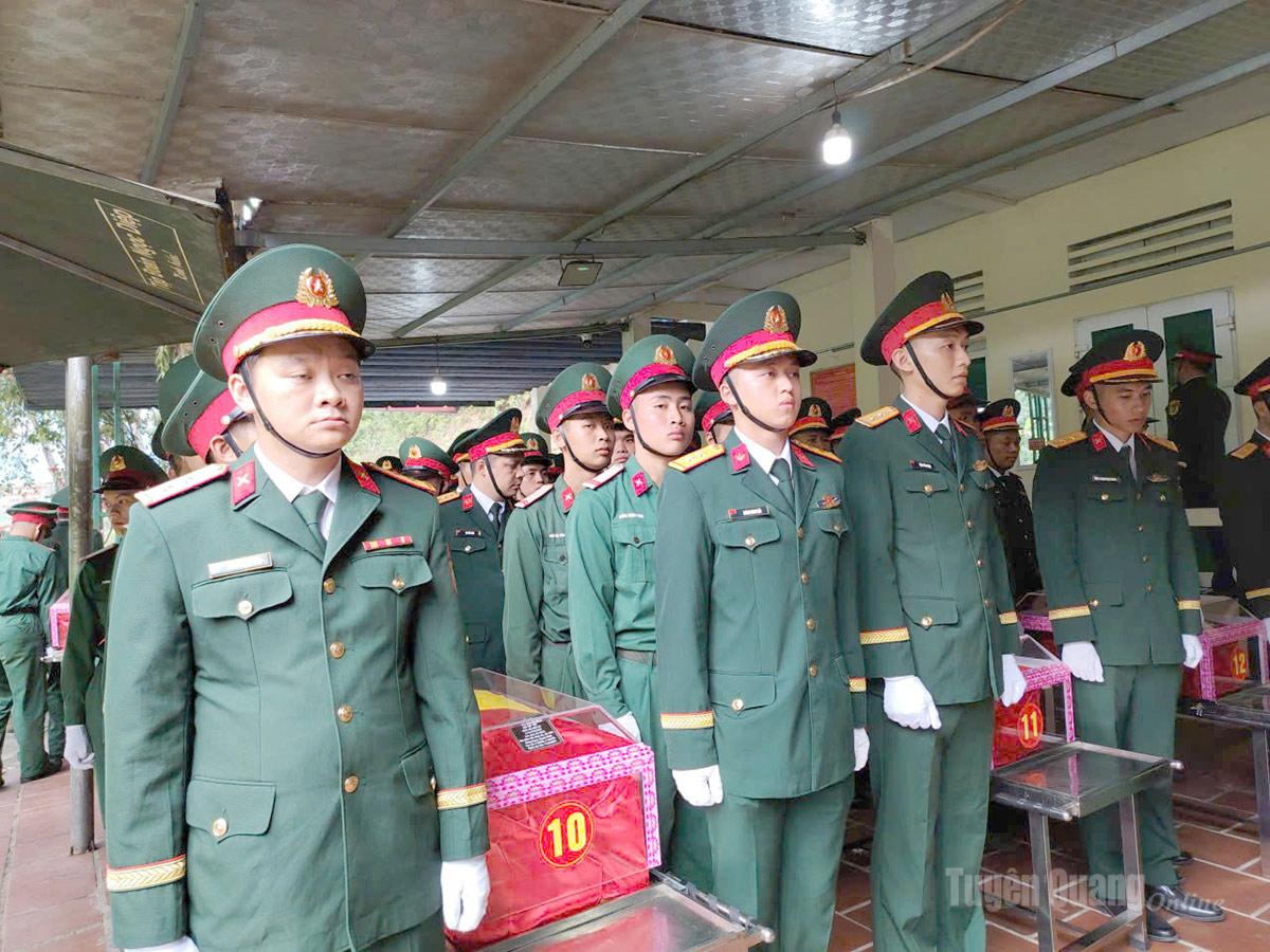 Lực lượng Quân đội thực hiện di chuyển các hài cốt liệt sĩ lên xe về Nghĩa trang Liệt sĩ Quốc gia Vị Xuyên. Ảnh: Văn Long