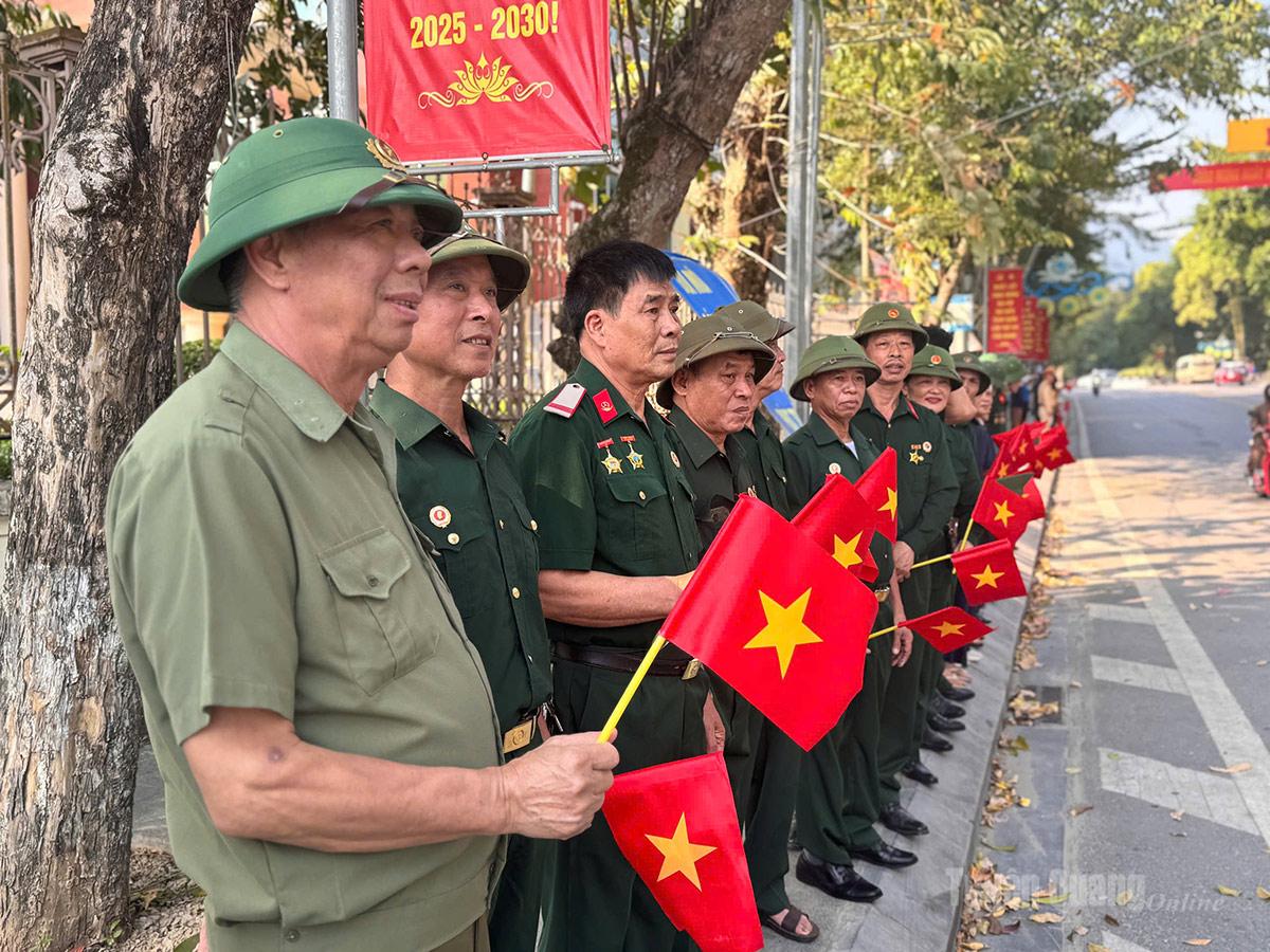 Nhân dân xã Thanh Thủy chào đón đoàn di chuyển hài cốt liệt sĩ đi qua. Ảnh: Thanh Phúc