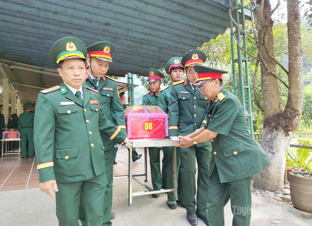 Cựu chiến binh tham gia di chuyển các hài cốt liệt sĩ lên xe về Nghĩa trang Liệt sĩ Quốc gia Vị Xuyên. Ảnh: Văn Long