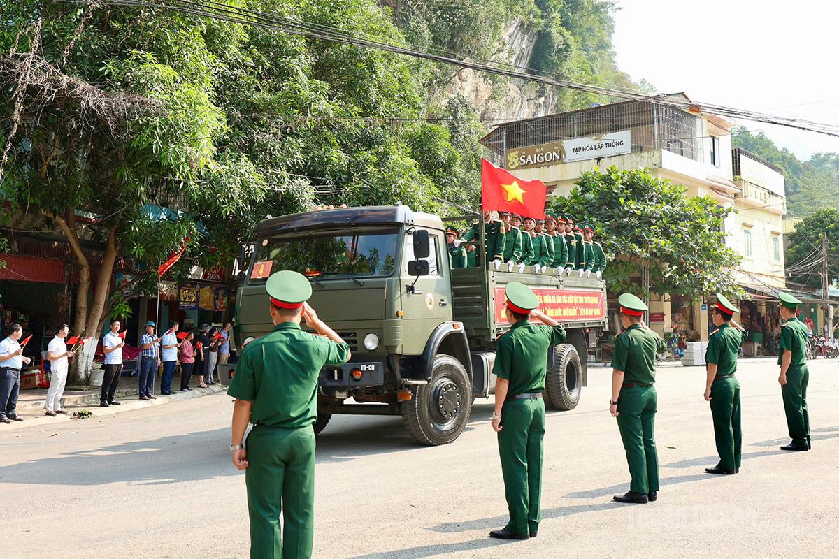 Lực lượng vũ trang và đông đảo nhân dân xã Thanh Thuỷ đón các Anh hùng liệt sĩ trở về. Ảnh: Diệu Linh.