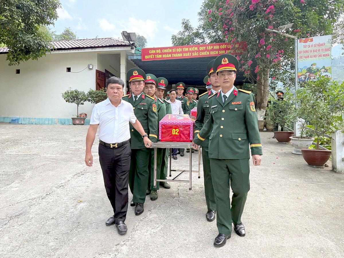 Linh cữu các liệt sĩ đã được di chuyển lên xe để đưa về Nghĩa trang Liệt sĩ quốc gia Vị Xuyên
Ảnh: Thanh Phúc