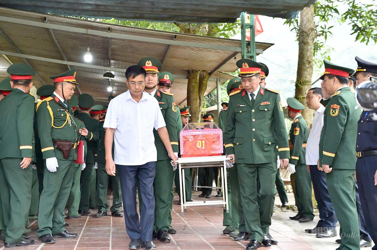 Hài cốt các liệt sĩ đã được di chuyển lên xe để đưa về Nghĩa trang Liệt sĩ quốc gia Vị Xuyên
Ảnh: Thanh Hoài