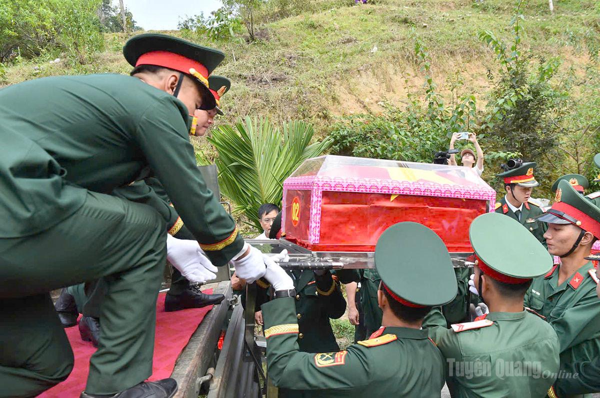 Hài cốt các liệt sĩ đã được di chuyển lên xe để đưa về Nghĩa trang Liệt sĩ quốc gia Vị Xuyên Ảnh: Thanh Phúc