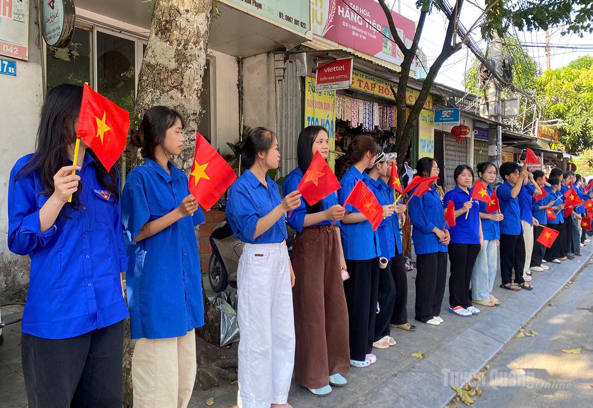 Các sinh viên Phân hiệu Đại học Thái Nguyên tại Hà Giang có mặt tại trục đường chính phường Hà Giang 1 để tiễn đưa các Anh hùng liệt sĩ. Ảnh: Phạm Hoan