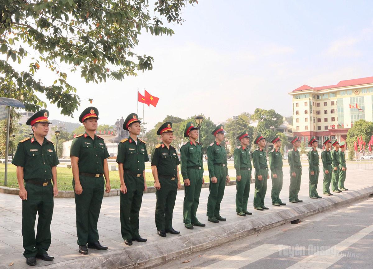 Cán bộ, chiến sĩ Bộ Chỉ huy Quân sự tỉnh sẵn sàng chờ đón các AHLS trở về tại Quảng trường 26/3, phường Hà Giang 1. Ảnh: Khánh Huyền