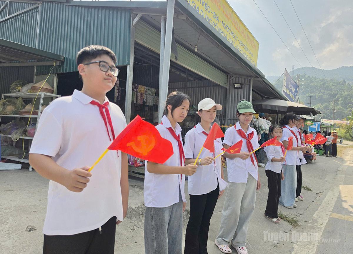 Các em học sinh Trường Phổ thông nội trú liên cấp Thanh Thủy, xã Thanh Thủy trang trọng đón các AHLS. Ảnh: Hồng Cừ