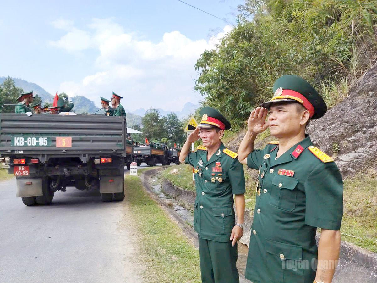 Từng xe chở hài cốt liệt sĩ bắt đầu đi chuyển về Nghĩa trang Liệt sĩ Quốc gia Vị Xuyên. Ảnh: Văn Long