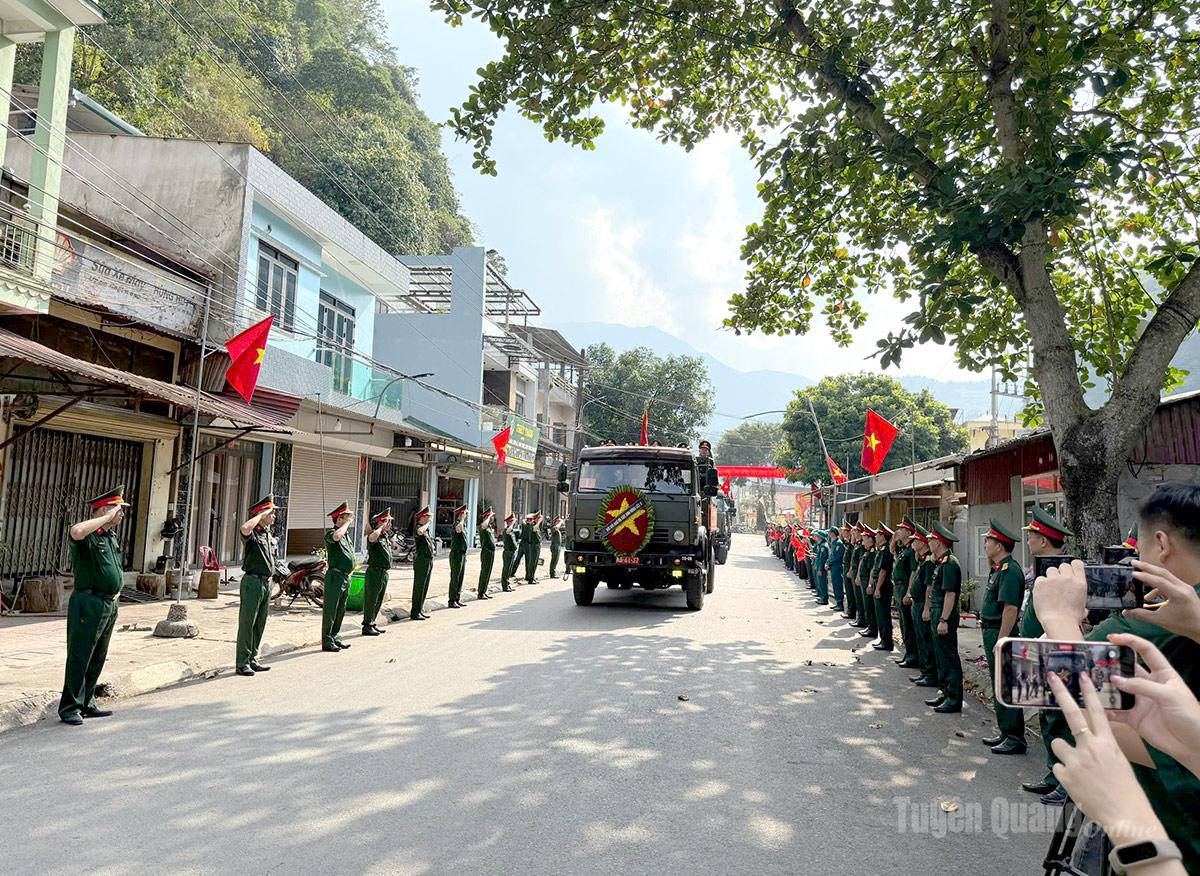 Nhân dân xã Thanh Thủy chào đón đoàn di chuyển hài cốt liệt sĩ đi qua. Ảnh: Thanh Phúc