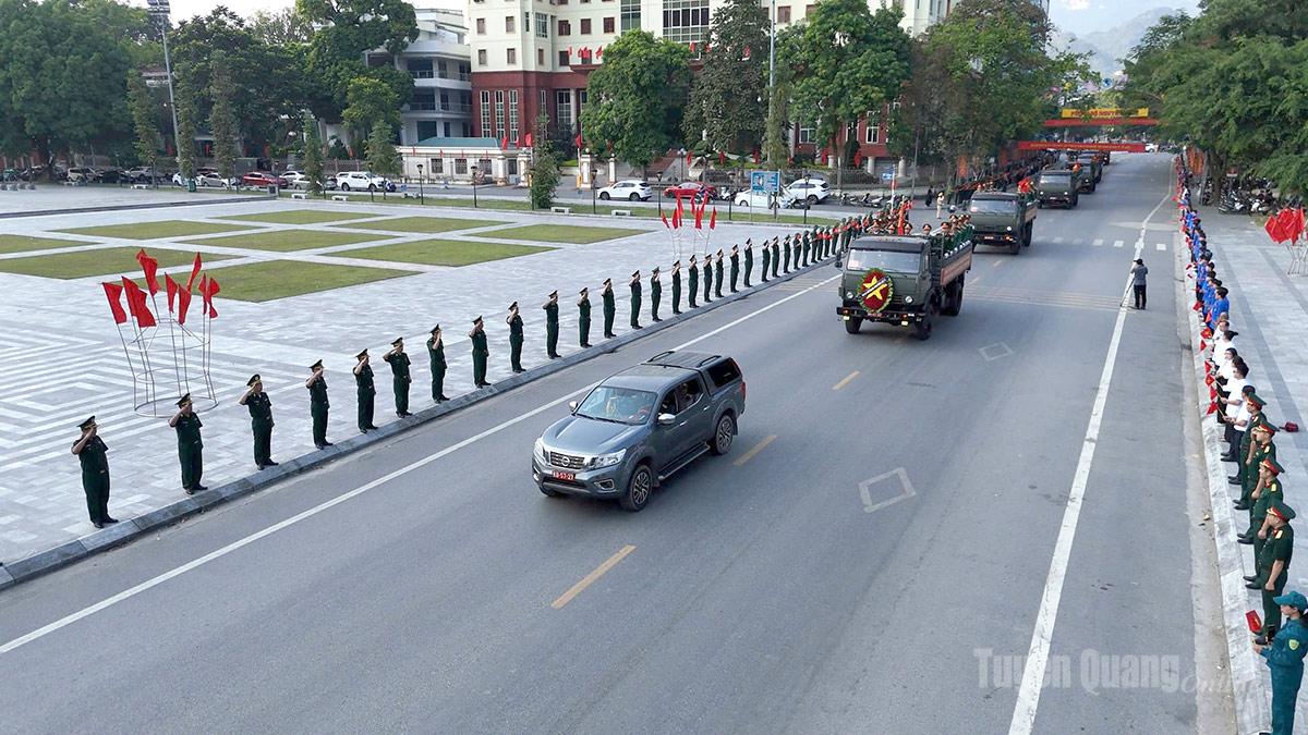 Đoàn xe chở hài cốt Liệt sĩ di chuyển qua Quảng trường 26/3, phường Hà Giang 1. Ảnh Khánh Huyền