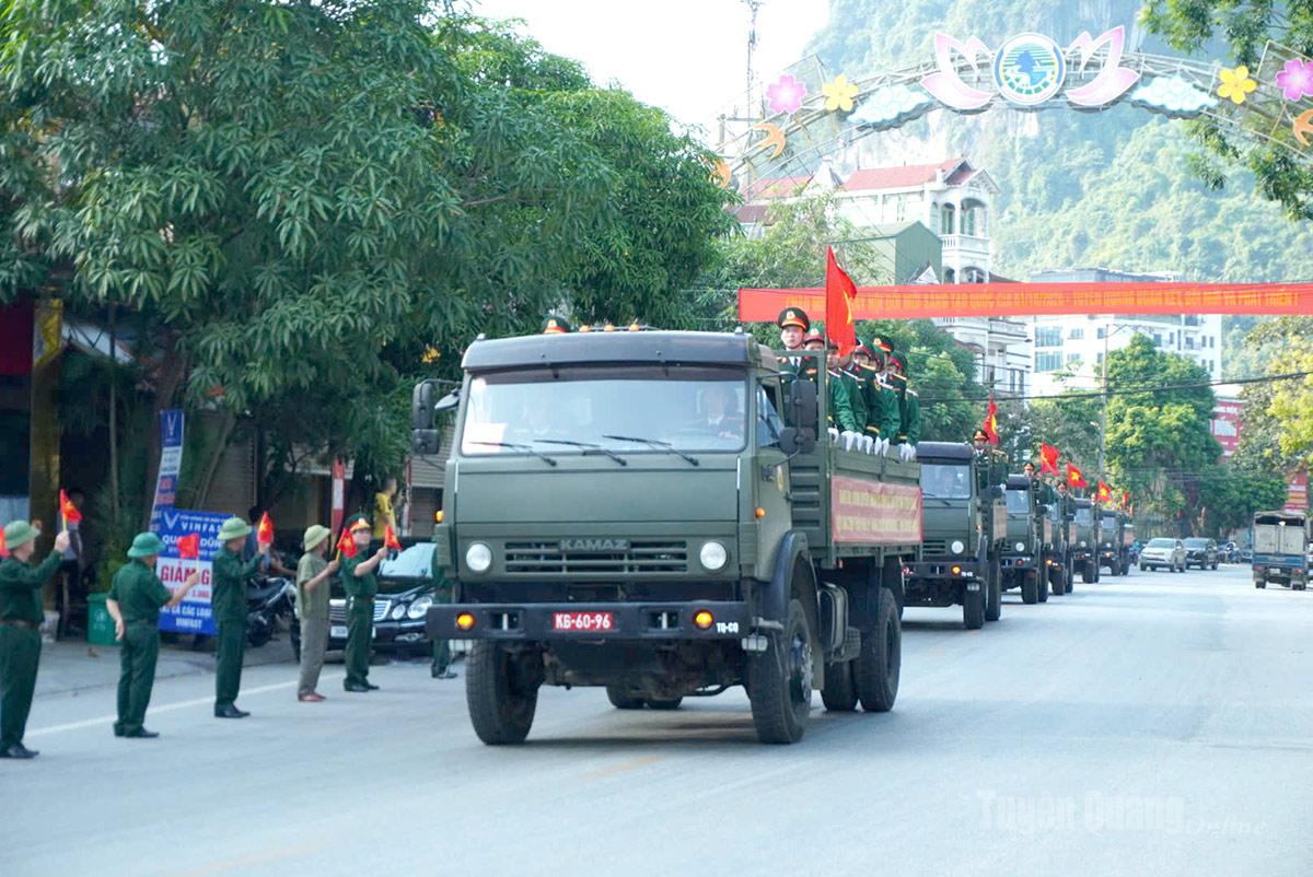 Đoàn xe chở hài cốt liệt sĩ di chuyển qua đường Nguyễn Trãi, phường Hà Giang 1. Ảnh: Như Nguyệt