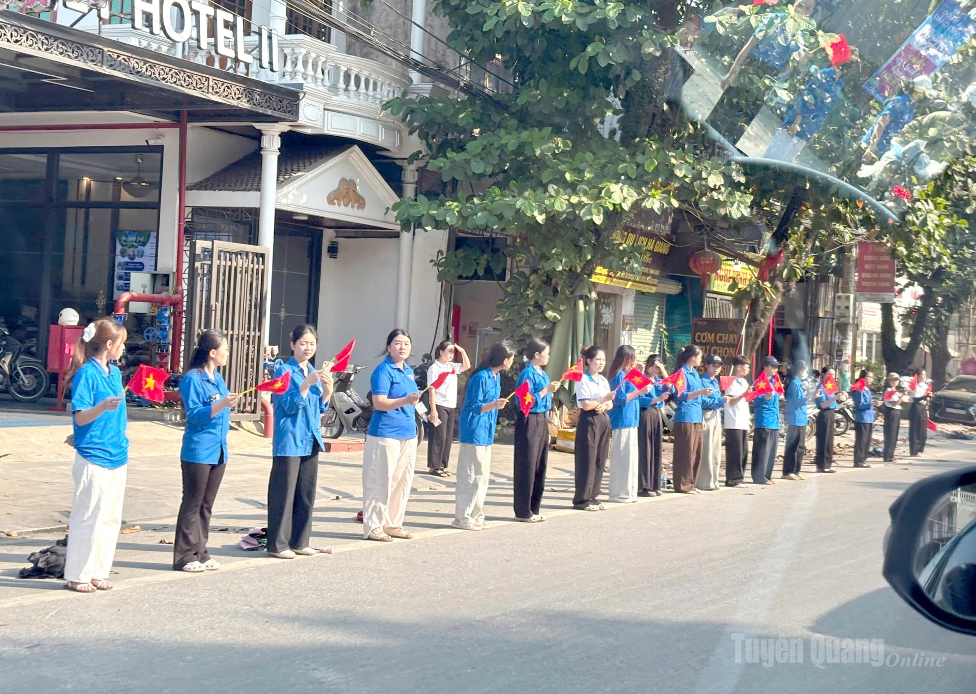 Đoàn viên, thanh niên chào đón đoàn di chuyển hài cốt các Anh hùng liệt sĩ. Ảnh: Lý Thu