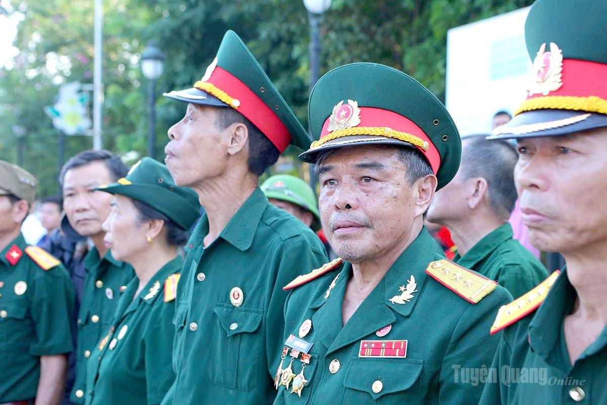 Một cựu chiến binh Mặt trận Vị Xuyên nghẹn ngào, xúc động đón đồng đội trở về. Ảnh: Lý Thu