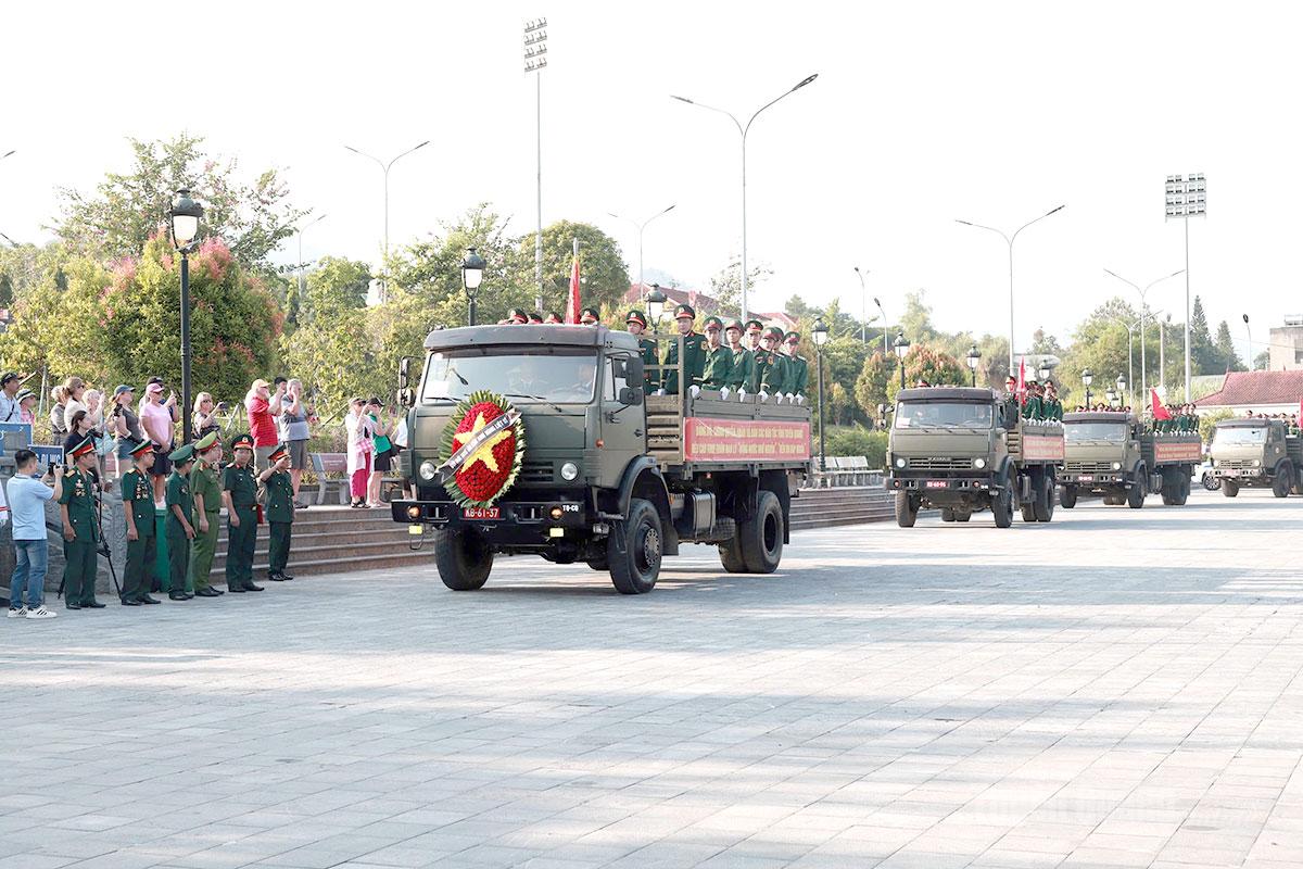 Đoàn đưa các Anh hùng liệt sỹ đã về đến Nghĩa trang Liệt sĩ Quốc gia Vị Xuyên, là nơi yên nghỉ của những người con ưu tú đã anh dũng hy sinh bảo vệ biên cương Tổ quốc. Ảnh: Phi Anh