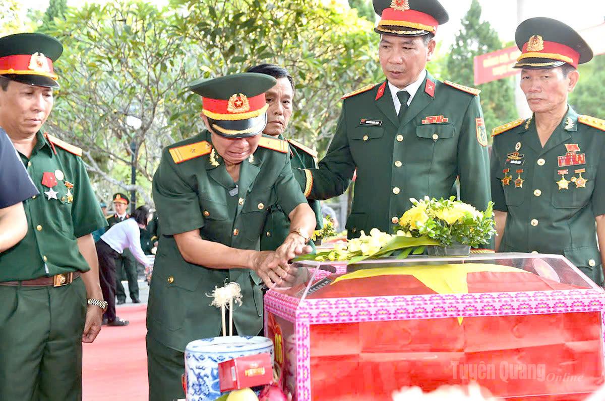 Các cựu chiến binh xúc động bên những hài cốt đồng đội đã trở về. Ảnh: Thanh Phúc