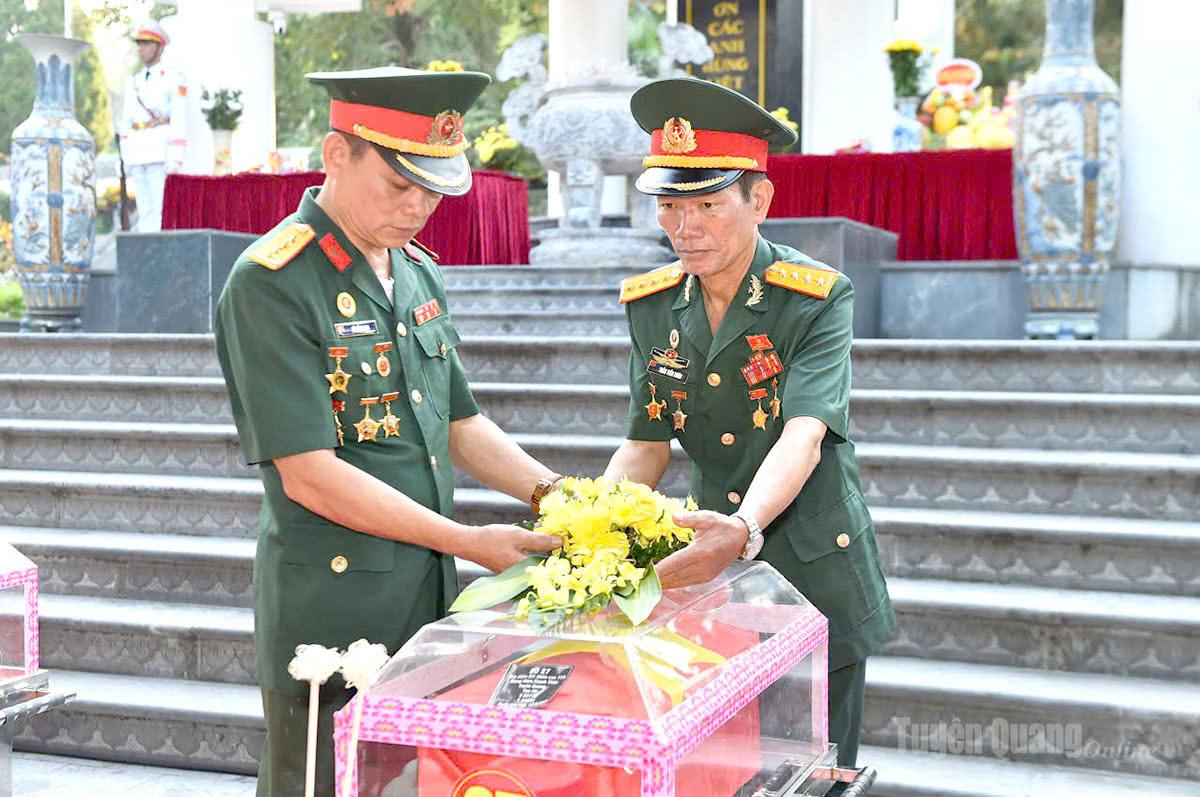 Các cựu chiến binh xúc động bên những hài cốt đồng đội đã trở về. Ảnh: Thanh Phúc