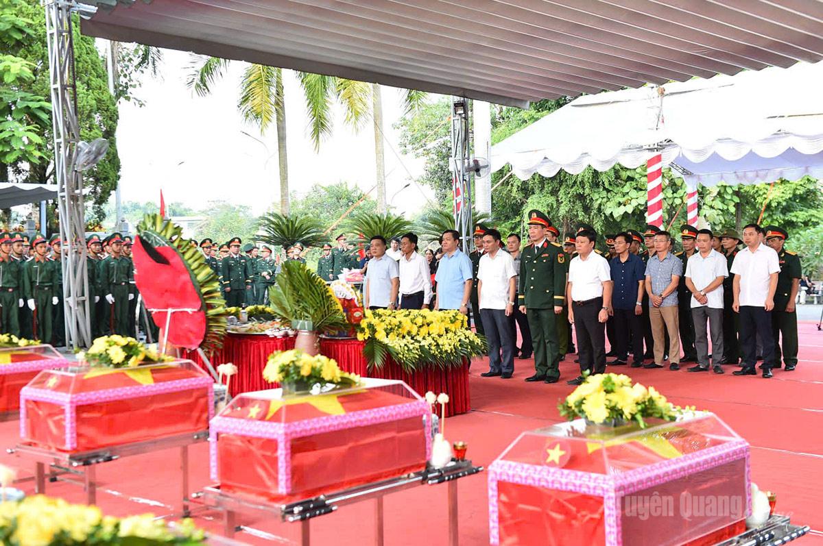 Các đại biểu thực hiện lễ dâng hương các liệt sĩ. Ảnh: Thanh Phúc