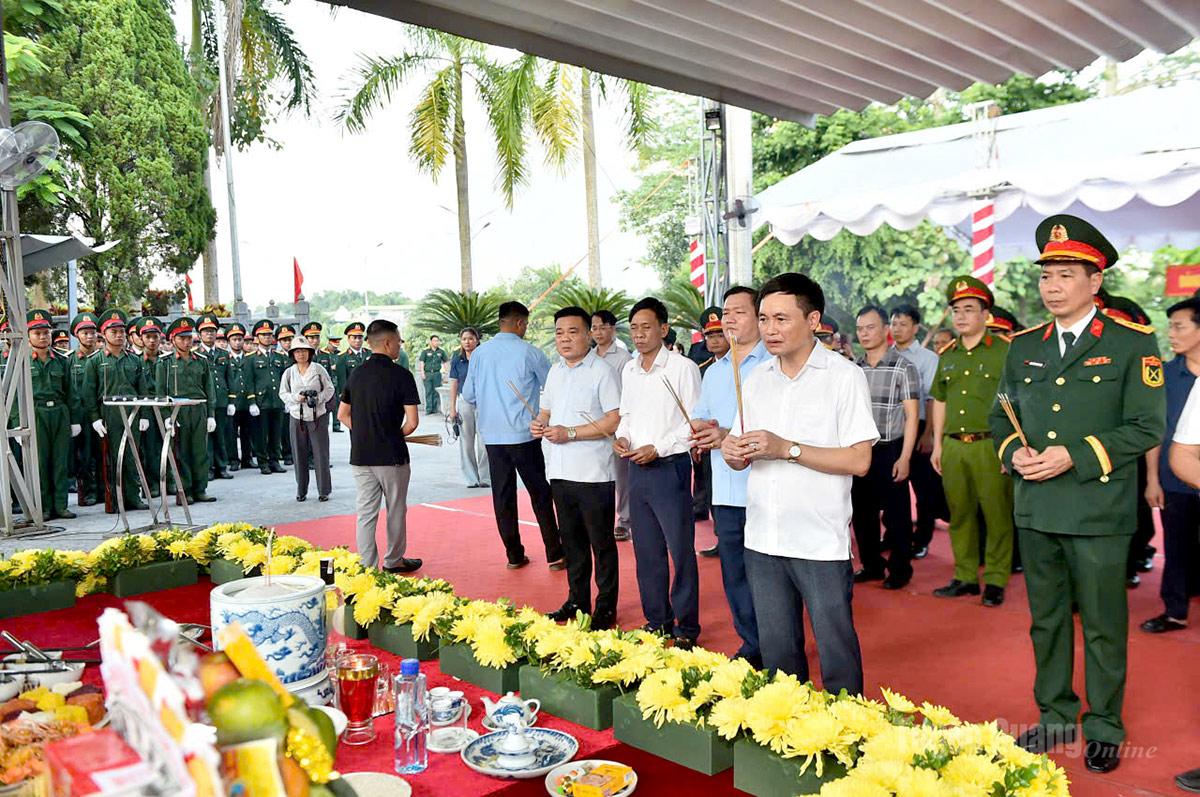 Đồng chí Phó Chủ tịch UBND tỉnh Đỗ Anh Tuấn và các đại biểu dâng hương liệt sĩ. Ảnh: Thanh Phúc