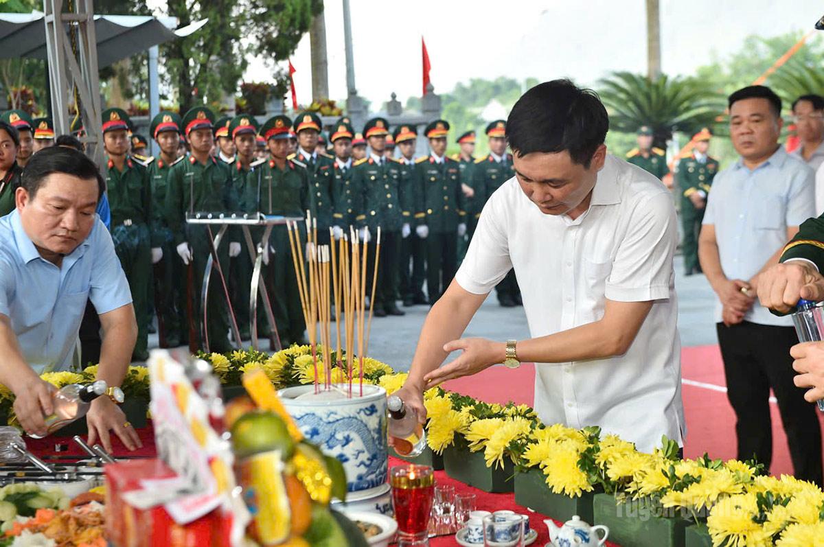 Các đại biểu soạn lễ dâng các liệt sĩ. Ảnh: Thanh Phúc